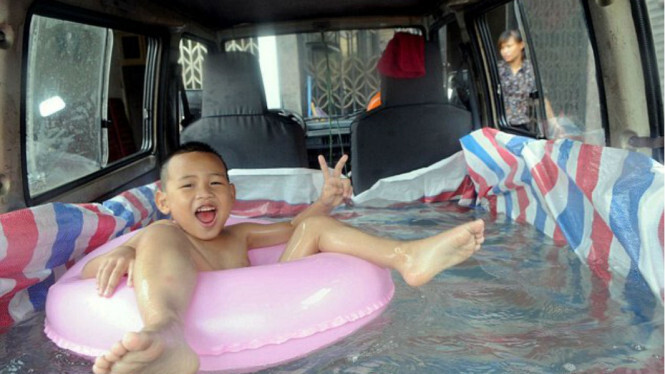 Inovasi membuat kolam renang yang bikin ngakak